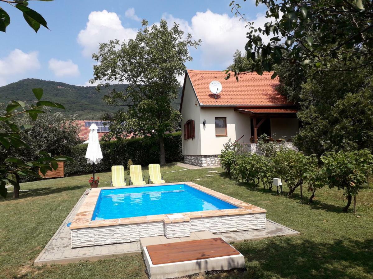 Cseresznyevirag Vendeghazak Kovagoszolos Exterior photo