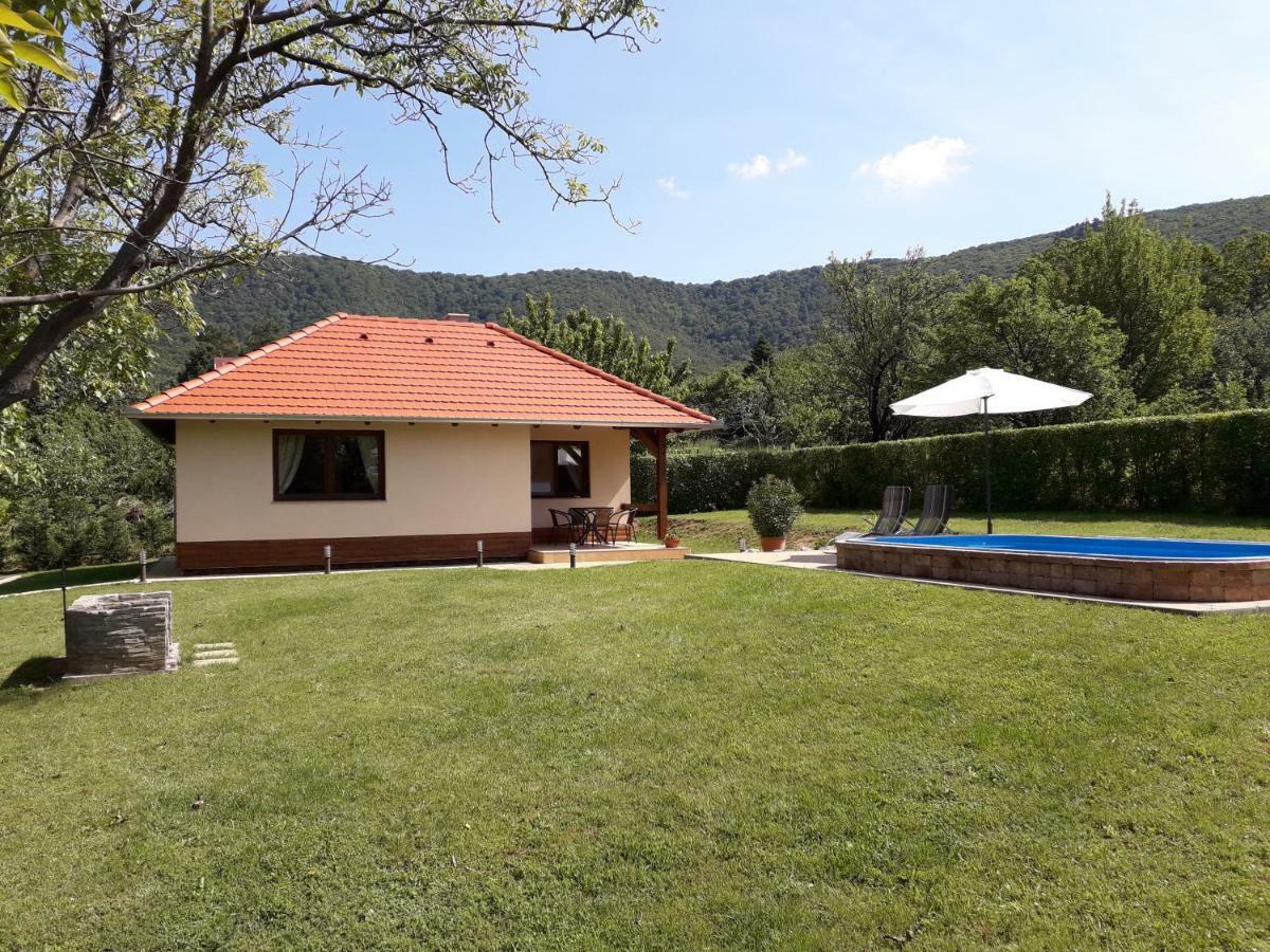 Cseresznyevirag Vendeghazak Kovagoszolos Exterior photo